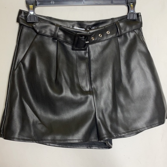 Beautiful NWT Missguided black leather shorts  🖤 - Picture 5 of 10